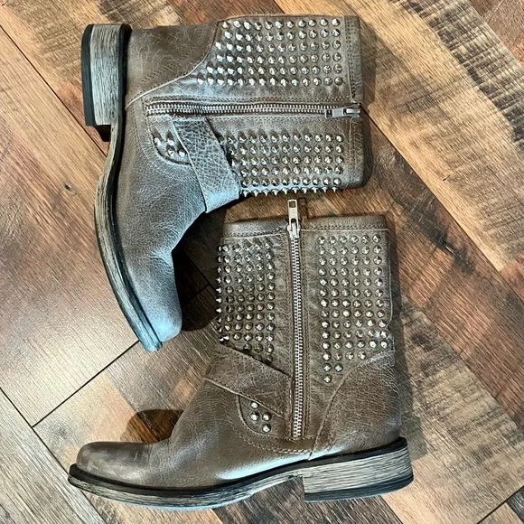 STEVE MADDEN Monicaa Leather Studded Moto Boots Size 7 - Picture 7 of 10